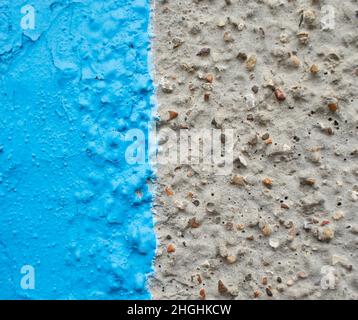 Cailloux naturels dans un sol en béton, texture de sol en pierre ronde antidérapante, image de concept pour un design durable ou écologique pour la décoration intérieure Banque D'Images