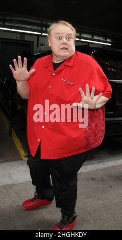 **PHOTO DE FICHIER** Louie Anderson est décédé.NEW YORK, NY - MARS 10: Le comédien Louie Anderson à AOL construire la promotion de ses paniers de séries de comédie FX le 10 mars 2016 à New York City.Crédit: RW/MediaPunch crédit: MediaPunch Inc/Alamy Live News Banque D'Images