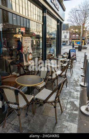 Tables et chaises en attente pour les clients à l'extérieur de Cafe Nero High Street Lincoln City 2022 Banque D'Images