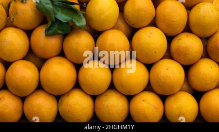 Fruits frais orange vue rapprochée dans une cabine de fruits Banque D'Images
