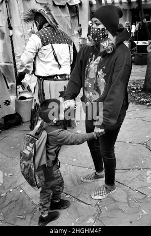 Une femme amérindienne tient la main avec son jeune fils lors d'une célébration de la Journée des peuples autochtones à Santa Fe, Nouveau-Mexique Banque D'Images