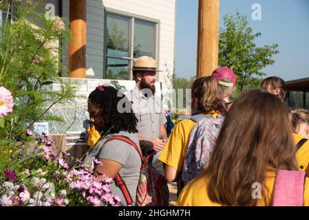 Justin Kerwin, ancien garde-parc du U.S. Army corps of Engineers – Alaska District, accueille les élèves le 5 août au projet de contrôle des crues des lacs de la rivière Chena, près du pôle Nord, en Alaska. Les 125 enfants ont participé à huit stations DE RECHERCHE POUR en apprendre davantage sur la science derrière le barrage de Moose Creek. Banque D'Images