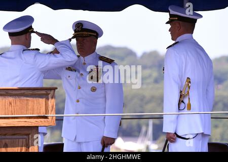 210806-N-GR655-162 GROTON, Connecticut (août 6, 2021) – ADM. Arrière Rick Seif, commandant du Centre de développement de la lutte sous-marine, revient un salut de Cmdr. Jacob blessé comme il soulage formellement Cmdr. Shawn William, à droite, lors d'une cérémonie de passation de commandement de l'escadron de préparation sous-marin (SRS) 32 au navire historique Nautilus (SSN 571) à Groton, au Connecticut, le 6 août 2021. SRS 32 fournit des services de soutien et maintient l'état de préparation de la mission pour les sous-marins de la Marine à la base sous-marine navale de New London, au Connecticut. Banque D'Images