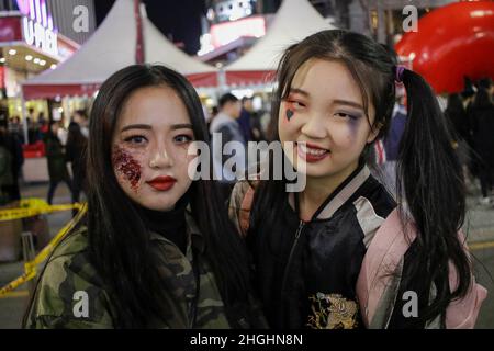 Les gens zombies et le costume de personnage d'animation assistent à la parade d'Halloween dans le district de Yonsei à Séoul, en Corée du Sud.De nombreux Sud-Coréens plus jeunes apprécient la célébration traditionnelle occidentale à la veille de la Toussaint. Banque D'Images