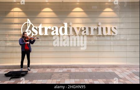 Bus avec violon devant la boutique de vêtements Stradivarius au centre-ville de Belfast, en Irlande du Nord Banque D'Images