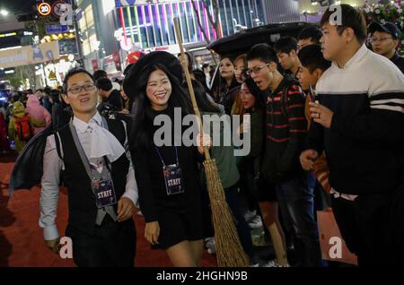 Les gens zombies et le costume de personnage d'animation assistent à la parade d'Halloween dans le district de Yonsei à Séoul, en Corée du Sud.De nombreux Sud-Coréens plus jeunes apprécient la célébration traditionnelle occidentale à la veille de la Toussaint. Banque D'Images