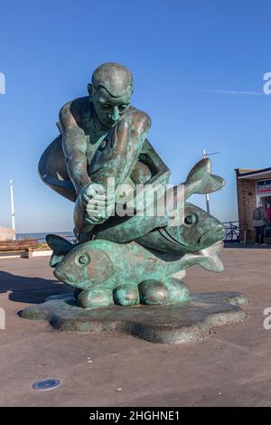 Une sculpture à l'entrée de Deal Pier appelée Enembrassant la mer par John Buck Banque D'Images