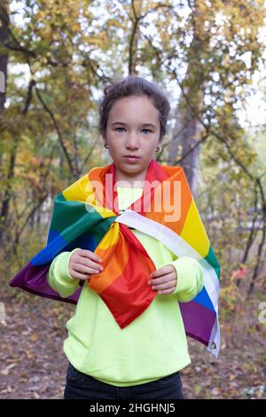 Portrait de petite fille avec drapeau arc-en-ciel. concept lgbtq. Banque D'Images