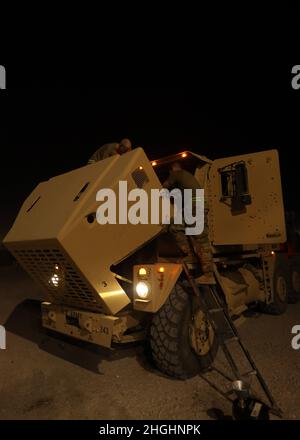 SPC. Cody Gibbons et SPC. Dany McDonald, exploitants de transport automobile au 541e Bataillon de soutien au combat, examine l'intérieur d'un système de transport d'équipement lourd pendant l'entretien de routine au Camp Buehring, Koweït, le 6 août 2021. Les opérateurs de STTS s'assurent que tous les véhicules et l'équipement sont prêts à soutenir les missions pendant le rôle de soutien logistique à l'appui de l'opération Spartan Shield et de la centrale militaire des États-Unis. Banque D'Images