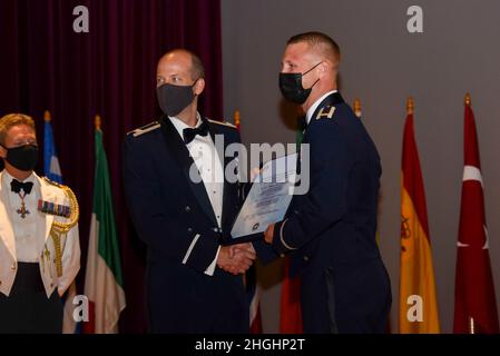 Un étudiant de la classe 21-07 d'ENJPT reçoit son diplôme peu de temps après avoir reçu ses ailes lors d'une cérémonie de remise des diplômes le 6 août 2021. Banque D'Images