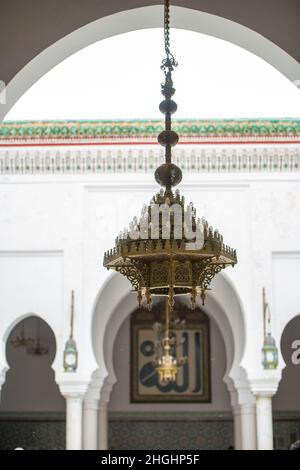 Extérieur une maison de style riad à Marrakech Maroc. Lustre suspendu en premier plan. Banque D'Images