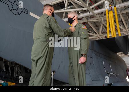 Le colonel Bryan Bailey, commandant du 911e Groupe des opérations, appose l'insigne du commandant sur le lieutenant-colonel Barry Evans, commandant du 758e Escadron de transport aérien, à la station de réserve aérienne de l'aéroport international de Pittsburgh, Pennsylvanie, le 7 août 2021. L'insigne du commandant reconnaît l'engagement et le dévouement requis pour assumer les responsabilités d'un commandant. Banque D'Images