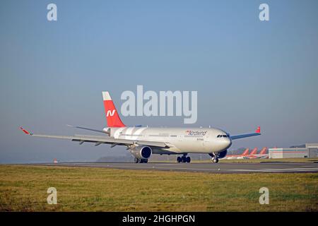 L'AIRBUS A330 DE NORDWIND arrive sur la piste 09 à l'aéroport John Lennon de Liverpool, à Merseyside Banque D'Images