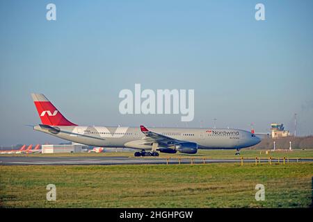 L'AIRBUS A330 DE NORDWIND arrive sur la piste 09 à l'aéroport John Lennon de Liverpool, à Merseyside Banque D'Images