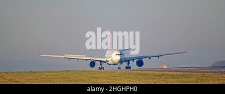 L'AIRBUS A330 DE NORDWIND arrive sur la piste 09 à l'aéroport John Lennon de Liverpool, à Merseyside Banque D'Images