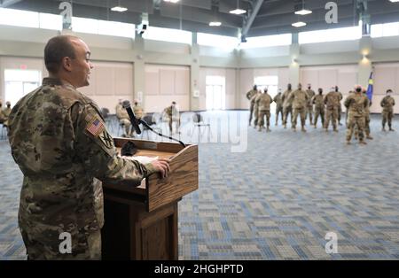 Le premier sergent Tyler Lawver, premier sergent, quartier général et détachement du quartier général, 781e Bataillon de commandement de la Force, Garde nationale de l'Armée de Géorgie, s'adresse à la formation lors d'une cérémonie de changement de responsabilité au Centre de la Garde nationale Clay, Marietta, Géorgie, 7 août 2021. La cérémonie de changement de responsabilité est symbolique de l'abandon des fonctions de premier sergent de l'sortant au conseiller senior entrant inscrit au commandant. Banque D'Images