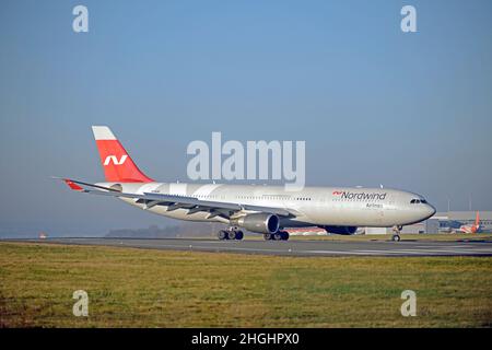 L'AIRBUS A330 DE NORDWIND arrive sur la piste 09 à l'aéroport John Lennon de Liverpool, à Merseyside Banque D'Images