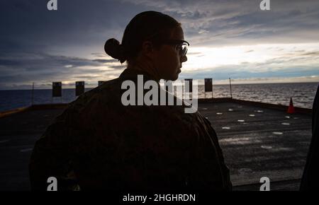 Le 1er lieutenant Elizabeth Schilder, officier de contrôle du matériel au 31e corps expéditionnaire maritime (UMM), attend des instructions supplémentaires lors d'une compétition de tir à bord du navire d'assaut amphibie USS America (LHA 6) dans la mer Salomon, le 7 août 2021. L'événement a consisté en des marins et des Marines en compétition pendant qu'ils shoot une série d'exercices avec un but d'avoir le score total le plus élevé. Le 31e MEU opère à bord des navires du groupe de grève expéditionnaire américain dans la zone d'opération de la 7e flotte afin d'améliorer l'interopérabilité avec les alliés et les partenaires et de servir de force de réaction prête à l'emploi Banque D'Images