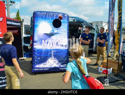 210808-N-RB168-0082 WATKINS GLEN, N.Y. (le 8 août 2021) — les futurs marins du Navy Talent acquisition Group (NTAG) Pittsburgh s'engagent avec sa communauté lors du Go Bowling à la course Watkins Glen NASCAR Cup Series. Plus de 28 futurs marins ont prêté le serment d'enrôlement à l'événement. Cmdr. Brandon Smith, commandant du NTAG Pittsburgh, a prêté serment. Le NTAG Pittsburgh, qui fait partie du Commandement du recrutement de la Marine, recrute la prochaine génération de marins de la Marine dans toutes les régions de Pennsylvanie, de New York, de Virginie-Occidentale et du Maryland. Banque D'Images