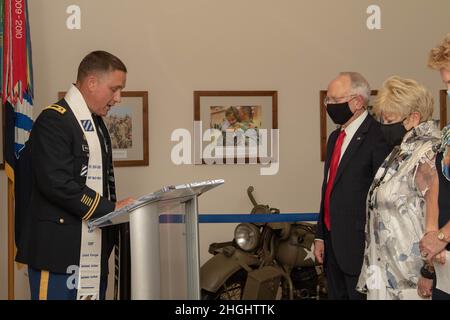 Aumônier de l'armée américaine (lieutenant-colonel) Christopher Wallace livre l'invocation à la cérémonie de la Médaille du cœur violet pour le premier lieutenant Thomas R. Beasley sur fort Stewart, Géorgie, le 9 août 2021. La famille de Beasley a reçu ses prix posthumes pour son sacrifice durant la première Guerre mondiale Banque D'Images