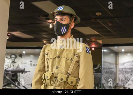 SPC de l'armée américaine. Phillip Barrersi, membre de la 3e Garde de couleur de la division d'infanterie, pose à une cérémonie de remise de prix pour le premier lieutenant Thomas R. Beasley sur fort Stewart, Géorgie, le 9 août 2021. Barrersi a donné l’uniforme de « Doughboy » que les soldats portaient pendant la première Guerre mondiale Banque D'Images