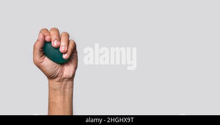 Asiatique du Sud-est, homme chinois saisissant main exercice élastique boule. Banque D'Images