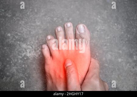 Pied douloureux du jeune homme asiatique avec le diabète.Problèmes de neuropathie sensorielle.Problèmes de nerfs des pieds. Banque D'Images