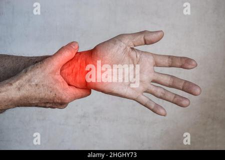 Douleur dans l'articulation du poignet de l'homme aîné d'Asie du Sud-est.Concept de la douleur de main, de la polyarthrite rhumatoïde et des problèmes de bras. Banque D'Images