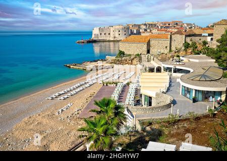 Dubrovnik. La plage de Banje et murs historiques de Dubrovnik vue, célèbre destination dans la région de Croatie Dalmatie Banque D'Images