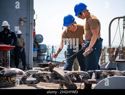 210810-N-NQ285-1021 GOLFE PERSIQUE (AOÛT 10, 2021) des marins affectés au navire d'atterrissage de la classe Harpers Ferry USS carter Hall (LSD 50) ont préparé l'ancre de port pour la chute pendant une évolution de mer et d'ancre, août 10. Carter Hall est déployé dans la zone d'opérations de la 5e flotte des États-Unis à l'appui des opérations navales afin d'assurer la stabilité et la sécurité maritimes dans la région centrale, reliant la Méditerranée et le Pacifique par l'océan Indien occidental et trois points d'étranglement stratégiques. Banque D'Images