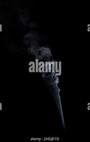 Forme abstraite de fumée blanche sur noire.Isolé. Banque D'Images