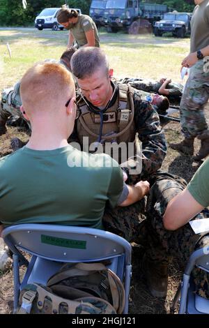 L'officier de Petty de la Marine américaine de 3e classe Jakob Orr, un corpman du bataillon de logistique de combat 451, Réserve des Forces du corps marin, traite des patients fictifs lors d'un exercice de masse simulée au centre d'entraînement de manœuvre interarmées de Camp Grayling, à Grayling, Michigan, le 10 août 2021. Orr était l'un des quelques membres du personnel médical de la Marine qui ont reçu une formation médicale conjointe avec deux unités médicales de la Garde nationale de l'Armée du Missouri pendant la grève du Nord 21. Banque D'Images