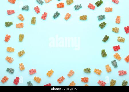 Cadre composé de différents savoureux ours en gelée sur fond de couleur Banque D'Images