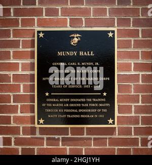 La plaque honorant le général Carl E. Mundy Jr., 30e commandant du corps des Marines à Mundy Hall, base du corps des Marines Quantico, Virginie, 10 août 2021. Mundy Hall a été dédié au général Mundy pour son appui complet au programme de formation du personnel du FGTMA, que le Mondy Hall facilite. Banque D'Images