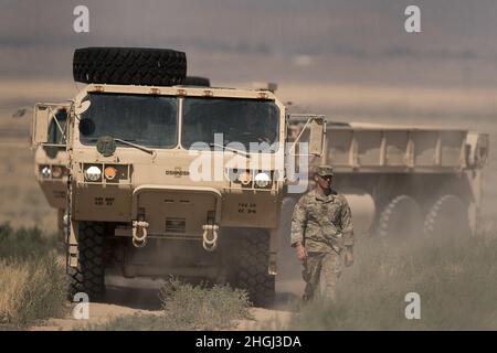 Le même jour, pendant la même période, des soldats et de l'équipement ont été livrés au bataillon des ingénieurs du 321st, de la Réserve de l'armée américaine, de Draper, Utah.Les soldats et les véhicules des deux unités ont déposé pendant environ trois heures, alors qu'ils ont garé et déchargé de leur véhicule de l'équipement.Dans le cadre de l'équipe de combat de la Brigade de Cavalry de 116th, le bataillon de soutien de la Brigade de 145th soutient toute la Brigade avec une mission de soutien logistique diversifiée et une structure organisationnelle au sein de la Garde nationale de l'Armée de l'Idaho.Le BSB 145th est situé à Lewiston (HHC), Boise (C Company), Idaho Falls ( Banque D'Images
