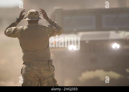 Le même jour, à peu près à la même période, il y avait des soldats et de l'équipement au sein du bataillon des ingénieurs de 321st de la Réserve de l'armée américaine.Les soldats et les véhicules des deux unités ont déposé pendant environ trois heures, alors qu'ils ont garé et déchargé de leur véhicule de l'équipement.Dans le cadre de l'équipe de combat de la Brigade de Cavalry de 116th, le bataillon de soutien de la Brigade de 145th soutient toute la Brigade avec une mission de soutien logistique diversifiée et une structure organisationnelle au sein de la Garde nationale de l'Armée de l'Idaho.Le BSB 145th est situé à Lewiston (HHC), Boise (C Company), Idaho Falls (A et B Banque D'Images