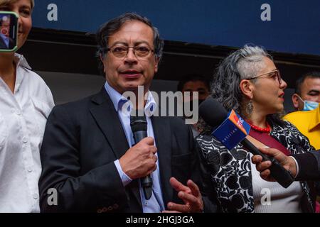 Bogota, Colombie.20th janvier 2022.Le candidat à la présidence pour la Colombie Humana Gustavo petro donne une conférence de presse après avoir enregistré sa candidature au Registre national de l'état civil (Registraduria Nacional del Estado civil) à Bogota (Colombie) le 20 janvier 2022.Crédit : long Visual Press/Alamy Live News Banque D'Images