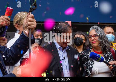 Bogota, Colombie.20th janvier 2022.Le candidat à la présidence pour la Colombie Humana Gustavo petro donne une conférence de presse après avoir enregistré sa candidature au Registre national de l'état civil (Registraduria Nacional del Estado civil) à Bogota (Colombie) le 20 janvier 2022.Crédit : long Visual Press/Alamy Live News Banque D'Images