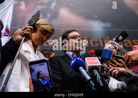 Bogota, Colombie.20th janvier 2022.Le candidat à la présidence pour la Colombie Humana Gustavo petro donne une conférence de presse après avoir enregistré sa candidature au Registre national de l'état civil (Registraduria Nacional del Estado civil) à Bogota (Colombie) le 20 janvier 2022.Crédit : long Visual Press/Alamy Live News Banque D'Images