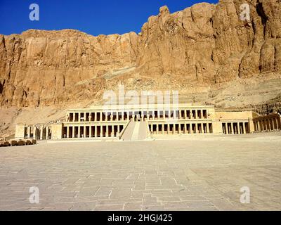 Le temple mortuaire de Hatshepsut est situé sous une falaise à Deir el-Bahari, près de Louxor.Image de stock. Banque D'Images