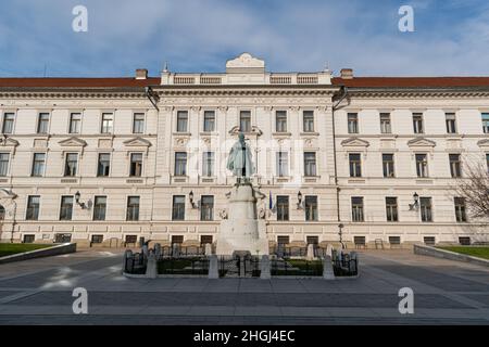 Statue de Kossuth Lajos en face d'un bâtiment gouvernemental de district à Pecs, Hongrie Europe Banque D'Images