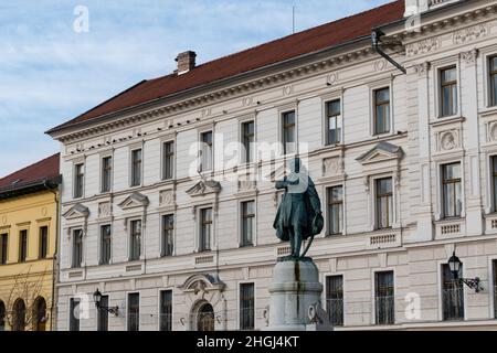 Statue de Kossuth Lajos en face d'un bâtiment gouvernemental de district à Pecs, Hongrie Europe Banque D'Images