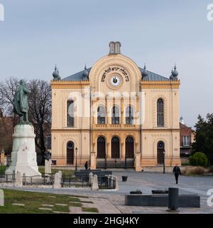 Synagogue de bâtiments religieux juifs et statue de Kossuth Lajos sur la place Kossuth à Pecs, Hongrie, Europe Banque D'Images