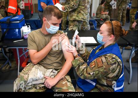 Sergent d'état-major Victoria Hansen, 75e groupe médical, simule la distribution de la vaccination contre l'anthrax à Tech. Sgt. Zach Hunter, 75e groupe médical, 12 août 2021, à la base aérienne de Hill, Utah. Le 75e OMD a joué un scénario de vaccination de masse en réponse à une menace d'anthrax dans le cadre de Ready Eagle, une agence de préparation médicale de la Force aérienne a dirigé un programme de formation et d'exercice de préparation médicale. Banque D'Images