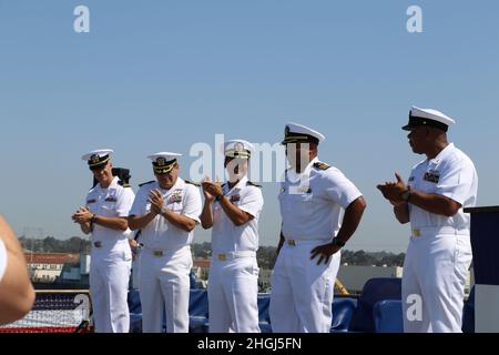 BASE NAVALE DE SAN DIEGO (AOÛT 13, 2021) – Cmdr. Eric Winn Right Center, est inauguré en tant que commandant du navire d'atterrissage amphibie USS Harpers Ferry (LSD 49) par l'équipage du navire lors d'une cérémonie de changement de commandement, le 13 août. Aussi photographié, de gauche à droite : le lieutenant Jonathan Rogers; le capitaine Anthony Rodriguez, commandant, Escadron amphibie 5; Cmdr. William A Fensterer, ancien commandant; et le chef de commandement Stephen J. McQueen. Winn a soulagé Fensterer en tant que commandant de Harpers Ferry pendant la cérémonie à bord du navire. Banque D'Images