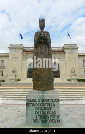 Statue de la reine Isabella (Isabella I de Castille) devant le bâtiment de l'OEA (Organisation des États américains) à Washington DC, États-Unis. Banque D'Images