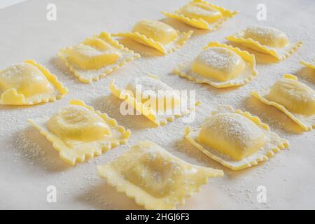 Ravioli frais pâtes durind cuisson sur fond clair Banque D'Images