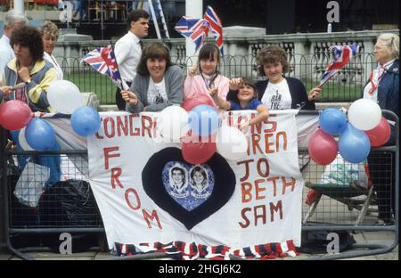 Rassemblement des foules pour le mariage du Prince Andrew et de Sarah Ferguson le 23rd 1986 juillet Banque D'Images