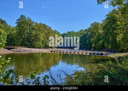 Neshaminy Creek, dans le parc national de Tyler, dans le comté de Bucks, Pennsylvanie, États-Unis.Vue sur un panorama en aval avec un beau ciel bleu. Banque D'Images