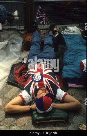 Dormir sur le trottoir pour garantir une bonne vue du mariage du prince Andrew et de Sarah Ferguson le 23rd 1986 juillet Banque D'Images